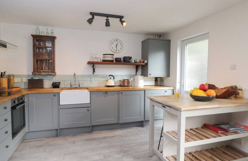 West Pennard Cottage | THE LITTLE COTTAGE ANNEXE, pet friendly, with a garden in Glastonbury