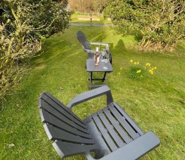 Holyhead Bed & Breakfast | The Little Garden Hideaway with Stunning Sea Views and Garden