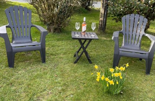 Holyhead Bed & Breakfast | The Little Garden Hideaway with Stunning Sea Views and Garden