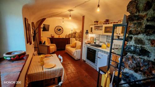 Arcola House | the little house of arcola in the medieval walls