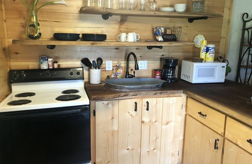 Mountain View Cabin | The Little House on the Hill.Mins from Mtn View's center. Wifi recently added