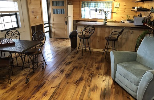 Mountain View Cabin | The Little House on the Hill.Mins from Mtn View's center. Wifi recently added