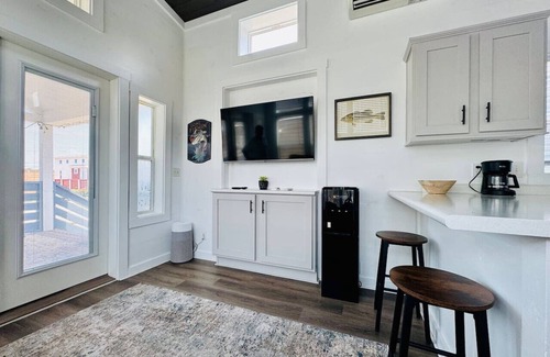 Austin House | The Little Lonestar | Pool & Hot Tub