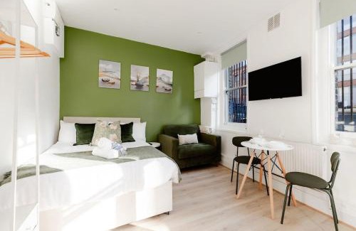 North Kensington Apartment | The Little Venice Hideaway Studio on the Canal!