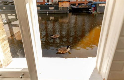 North Kensington Apartment | The Little Venice Hideaway Studio on the Canal!