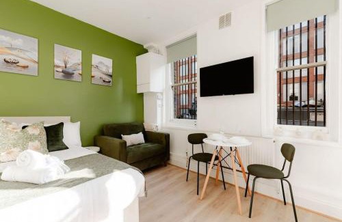 North Kensington Apartment | The Little Venice Hideaway Studio on the Canal!