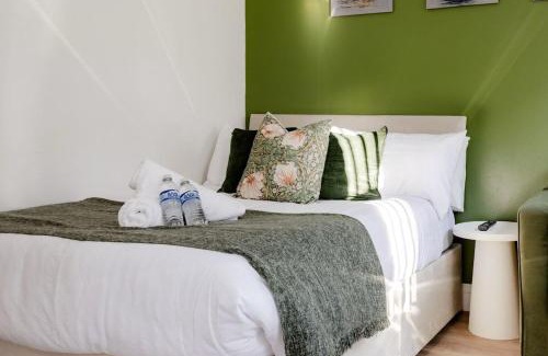 North Kensington Apartment | The Little Venice Hideaway Studio on the Canal!