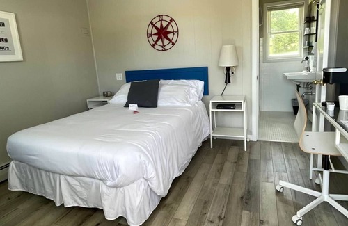 Mount Horeb House | THE LITTLE VILLAGE , 2 Full Beds 104