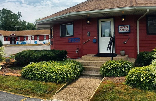 Mount Horeb House | THE LITTLE VILLAGE , 2 Full Beds 104