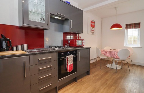 Milton-under-Wychwood House | THE LITTLE WHITE COTTAGE, family friendly in Milton-Under-Wychwood