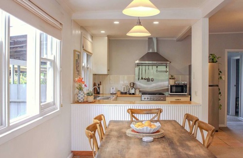 Central Mudgee Cottage | The Little White Cottage Country Elegance Near CBD