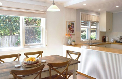 Central Mudgee Cottage | The Little White Cottage Country Elegance Near CBD