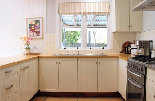Central Mudgee Cottage | The Little White Cottage Country Elegance Near CBD