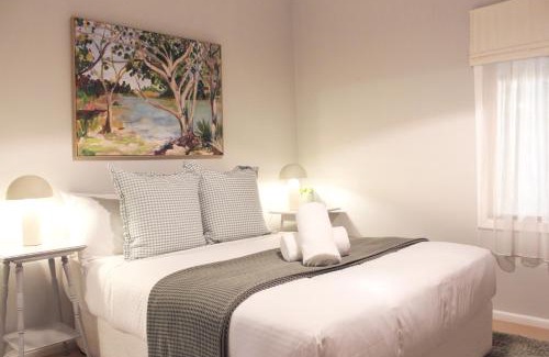 Central Mudgee House | The Little White Cottage - Country Elegance Near CBD