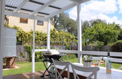 Central Mudgee House | The Little White Cottage - Country Elegance Near CBD