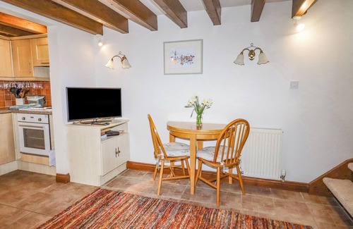 Llanferres Cottage | THE LITTLE WHITE COTTAGE, pet friendly, with a garden in Ruthin