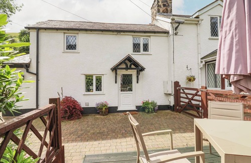 Llanferres Cottage | THE LITTLE WHITE COTTAGE, pet friendly, with a garden in Ruthin