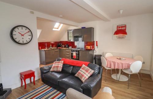 Milton-under-Wychwood House | The Little White Cottage