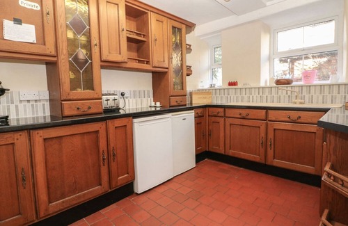 Bala Cottage | THE LITTLE WHITE HOUSE, pet friendly, with a garden in Bala