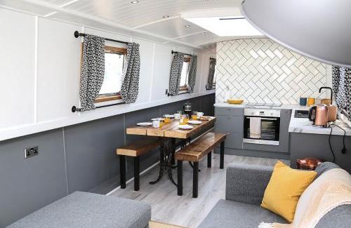 Liverpool Boat Rental | The Liverpool Boat