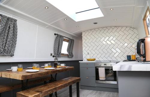 Liverpool Boat Rental | The Liverpool Boat
