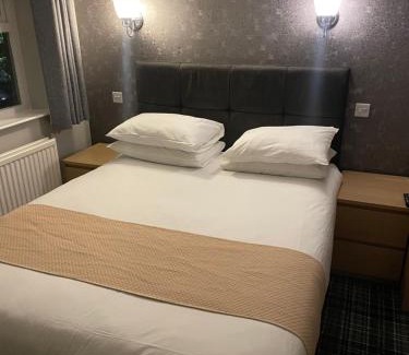 Liversedge Bed & Breakfast | The Liversedge, 64 Leeds Road