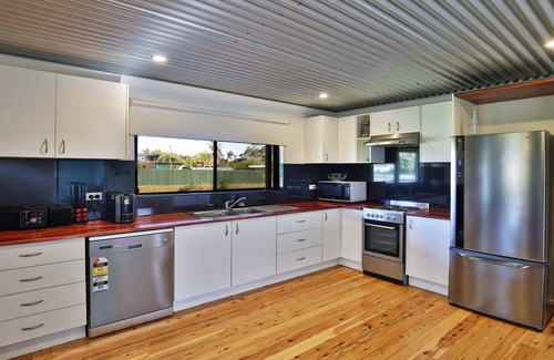 Currarong House | The Lobster Pot – 550m to Warrain Beach