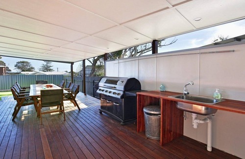 Currarong House | The Lobster Pot – 550m to Warrain Beach
