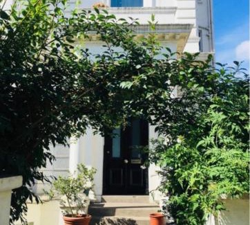 West Kensington Apartment | The Location! Holland Park