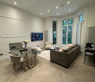 West Kensington Apartment | The Location! Holland Park