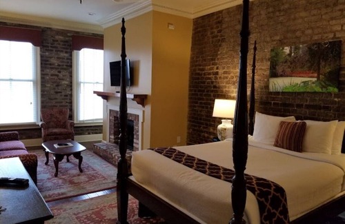 French Quarter Resort | The Lodge Alley Inn in the heart of Charleston!