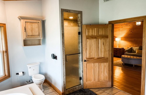 Oakland Cabin | The Lodge at Enid LakennOxford, MS Retreat and Enid Lake fishing lodge