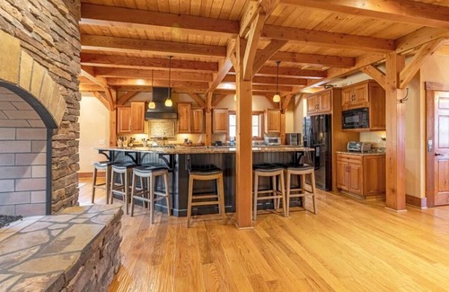 Foscoe House | The Lodge at Twin Rivers- Two Outdoor Fire-Pits, Large open area for 16 guests, Hot Tub, Pet Fr.