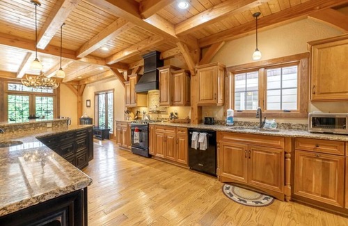Foscoe House | The Lodge at Twin Rivers- Two Outdoor Fire-Pits, Large open area for 16 guests, Hot Tub, Pet Fr.