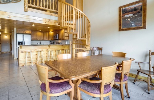 Meadow View Heights Apartment | The Lodge at Duck Creek: DEER TRACKS SUITE
