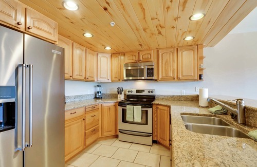 Meadow View Heights Apartment | The Lodge at Duck Creek: WOLF PACK SUITE (PET FRIENDLY)