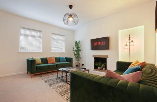 Handsworth House | The Lodge - comfortable, stylish, 3 bedroom home with 3-6 beds near Utilita Arena - free parking