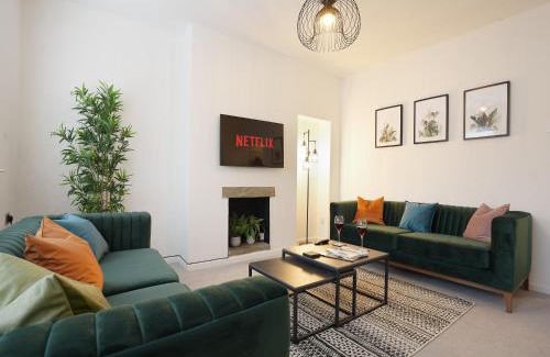 Handsworth House | The Lodge - comfortable, stylish, 3 bedroom home with 3-6 beds near Utilita Arena - free parking