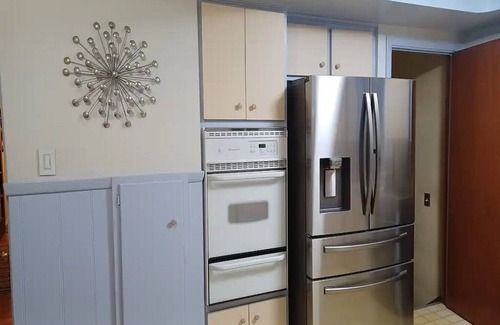 South Euclid House | The Lodge-Cozy 3 BdRm home w/step-in shower close to CCF/UH, universities n more