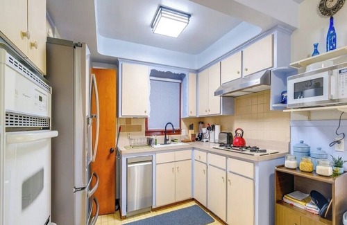 South Euclid House | The Lodge-Cozy 3 BdRm home w/step-in shower close to CCF/UH, universities n more