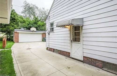South Euclid House | The Lodge-Cozy 3 BdRm home w/step-in shower close to CCF/UH, universities n more