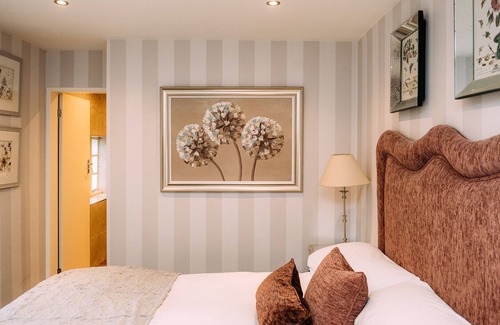 Clitheroe Cottage | THE LODGE, family friendly in Waddington