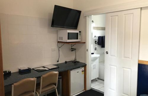 Broken Hill Hotel | The Lodge Outback Motel