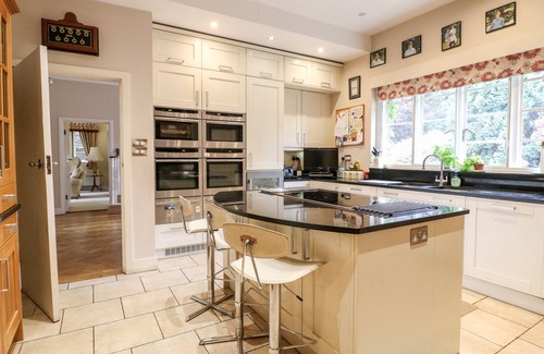 Grantham House | THE LODGE, pet friendly, luxury holiday cottage in Grantham