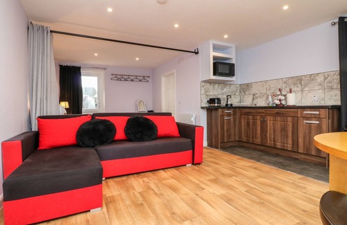 Brayford Cottage | THE LODGE, romantic, with a garden in South Molton
