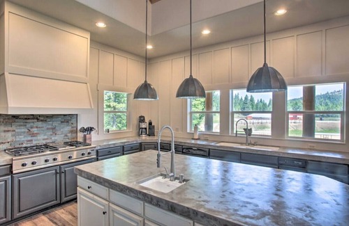 Bonner County House | The Lodge · Secluded Lodge with Mountain Views and Hot Tub