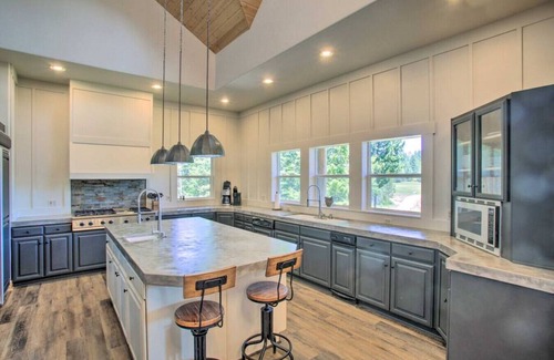 Bonner County House | The Lodge · Secluded Lodge with Mountain Views and Hot Tub