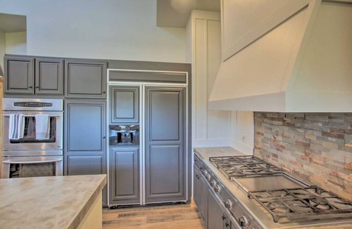 Bonner County House | The Lodge · Secluded Lodge with Mountain Views and Hot Tub