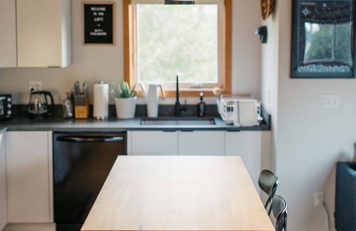 University Park Apartment | The Loft; An Elevated Apartment in N Portland. Close to University of Portland