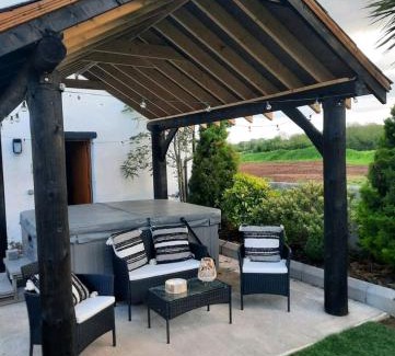 Coleraine Apartment | The Loft at Rock Cottage with hot tub